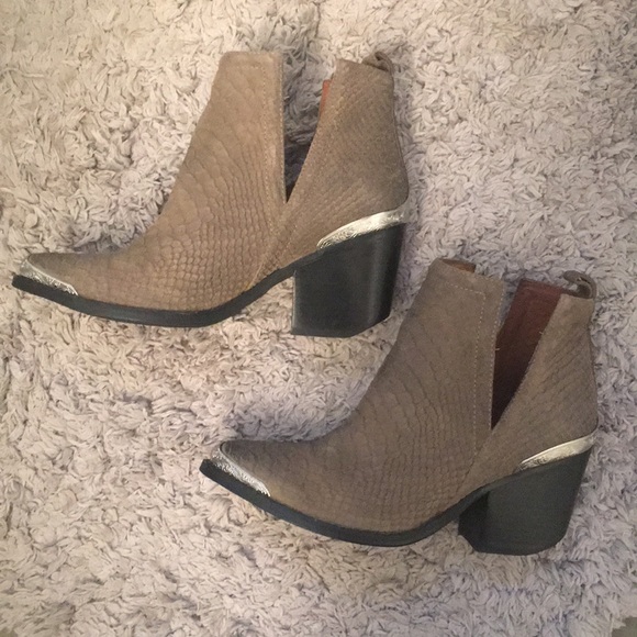 LIKE NEW Jeffrey Campbell Cromwell booties - Picture 1 of 5
